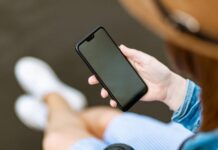 Microsoft invertiría en la billetera móvil más grande de la India La firma de pagos digitales Paytm ha mantenido conversaciones con el gigante tecnológico de EE. UU., Microsoft, para obtener nuevos fondos mientras la compañía busca aumentar su cofre de guerra para luchar contra la creciente competencia en el sector, dijeron dos personas conocidas. La recaudación de fondos propuesta, que puede ascender a alrededor de $ 100 millones (Rs 760 millones de rupias), es probable que sea una extensión de una recaudación de fondos planificada de $ 1 mil millones (Rs 7.600 millones de rupias) que la compañía había iniciado el año pasado, dijeron personas informadas sobre el asunto. ET. En noviembre de 2019, el administrador de activos con sede en EE. UU. T.Rowe Price había entrado como un nuevo inversor, invirtiendo $ 150 millones (Rs 1.140 millones de rupias) en Paytm, valorando la compañía en $ 16 mil millones. La suma total de esta ronda aún está por llegar, según las presentaciones regulatorias de la empresa con sede en Noida. “Las conversaciones con Microsoft comenzaron el año pasado cuando Paytm estaba en medio de la recaudación de fondos. Si bien Microsoft no pudo participar en la financiación en ese momento, es probable que genere efectivo ahora ", dijo una persona familiarizada con el ta .. En noviembre, Paytm dijo que había recaudado $ 1 mil millones en una ronda de financiación dirigida por T.Rowe Price, con la participación de los inversores existentes Ant Financial y SoftBank Vision Fund. Sin embargo, solo alrededor de $ 720 millones (Rs 5.472 millones de rupias) de ese capital han llegado hasta ahora, según las presentaciones regulatorias. La afiliada de Alibaba, Ant Financial, el mayor inversor en Paytm, ahora necesitará la aprobación del gobierno indio para la inversión propuesta, de acuerdo con las nuevas pautas de inversión extranjera directa emitidas b.