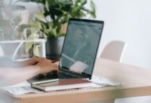 Instituciones financieras: regulaciones pueden entorpecer la transformación digital La mitad de las instituciones financieras dicen que cumplir con las regulaciones es un obstáculo para la transformación digital.