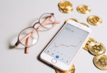 Meta venderá su proyecto Diem de criptomoneda El proyecto de moneda estable Diem de Meta Platform, Inc. (FB) puede estar cerrando. Según un informe de Bloomberg, el proyecto está buscando un comprador para su propiedad intelectual (PI). El informe, que cita fuentes anónimas, no especifica el contenido de la cartera de propiedad intelectual de Diem ni el precio que un comprador puede estar dispuesto a pagar por ella. La compañía también está ayudando a los ingenieros del proyecto con las colocaciones.1 El informe establece que la presión de la Reserva Federal, que estaba incómoda con los planes del socio del proyecto, Silvergate Bank Inc., de emitir una moneda estable de Diem, resultó ser el "golpe final" para Diem. Un portavoz oficial de Diem le dijo a la publicación en línea The Verge que el informe de Bloomberg contenía "algunos errores de hecho".2 Cuando se presentó por primera vez en junio de 2019, Diem era conocido como Libra. Su diseño original preveía una moneda digital, respaldada por una canasta de monedas fiduciarias, disponible para su uso en la red del gigante de las redes sociales.3 Pero el proyecto provocó molestias entre los reguladores y economistas de todo el mundo. Algunos argumentaron que los efectos de red disponibles para Meta a través de su red social podrían aumentar su circulación y socavar las monedas fiduciarias de las economías débiles. Otros expresaron preocupaciones antimonopolio porque Meta podría convertirse en líder de las criptomonedas al obligar a los anunciantes en su plataforma de red social a usar Diem en sus transacciones con la empresa.4 Los reguladores de los Estados Unidos también estaban preocupados por las implicaciones de privacidad de la criptomoneda, considerando las infracciones anteriores de Facebook, Avatar anterior de Meta.