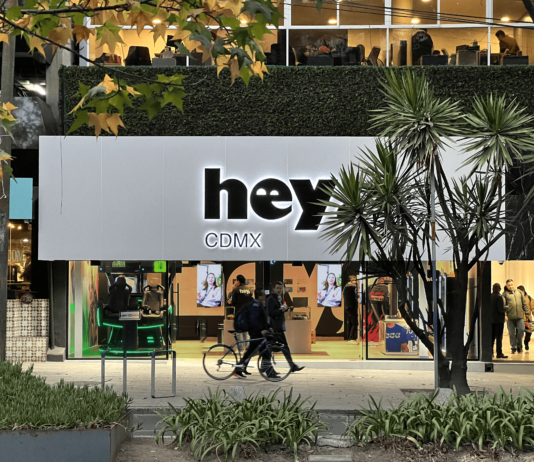 Fan Shops: From Virtuality to Territory