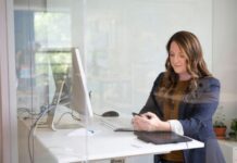 Decisiones financieras: cómo invierten las mujeres Las decisiones financieras varían según el género. El 57% de las mujeres se definen como inversoras conservadoras, frente al 37% de los hombres