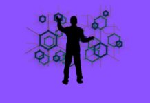 Se acelera la adopción institucional de stablecoins Casi la mitad de las entidades financieras globales ya utilizan stablecoins para la gestión de pagos La adopción institucional de stablecoins —criptomonedas vinculadas a monedas fiat como el dólar— ya no es una novedad aislada; se está consolidando como un motor clave en las finanzas globales. Desde empresas multinacionales hasta economías emergentes, estas monedas digitales están redefiniendo cómo fluye el dinero. El mercado global de stablecoins alcanzó un valor de 250 billones de dólares a mediados de 2025, reflejando un crecimiento explosivo en adopción e infraestructura, según el informe de Stablecoin Insiderry. En el primer semestre de 2025, el volumen procesado superó los 8.9 billones. Estas herramientas financiera están en manos de empresas, tanto públicas como privadas, como parte de sus estrategias de tesorería. Y los pagos corporativos globales vía stablecoins ya representan más del 43 % en Asia sudoriental. Casi la mitad (49%) de las entidades financieras globales ya utilizan stablecoins para pagos, y otro 41% está en fase piloto o planeación. Empresas como Bancolombia (retail), Banking Circle (B2B) muestran cómo estos activos se están integrando en sistemas financieros existentes. En América Latina, la adopción institucional se diversifica: el uso en proveedores de pago (PSP) creció 68%, y la industria de los videojuegos tiene un alza de 5,3 veces, reflejo de una evolución más allá de las remesas. Como ya informamos en este reciente reporte de Frecuencia Money, Circle, la emisora líder de stablecoins, ha anunciado nuevas integraciones de USD Coin (USDC) con dos de los principales sistemas de pago en tiempo real de la región: Pix en Brasil, y SPEI en México. Crecimiento de usuarios y transacciones De febrero de 2024 a febrero de 2025, las direcciones activas de stablecoins aumentaron un 53 % (de 19.6 a 30 millones), la oferta total subió un 63 % (de USD 138 mil millones a 225 mil millones) y el volumen mensual pasó de USD 1.9 a 4.1 billones (115 % anual) Cointelegraph. En el primer semestre de 2025, la oferta en circulación para USDT subió de USD 138 a 154 mil millones, mientras que USDC pasó de 41 a más de 61 mil millones, consolidándose como la stablecoin de más rápido crecimiento CoinMarketCap. Regulación e Infraestructura: Claves para el Futuro En Estados Unidos, el recién aprobado GENIUS Act exige que las stablecoins estén respaldadas 1:1 en activos líquidos, audiciones periódicas y supervisión dual federal-estatal WikipediaFinancial Times. En Europa, el reglamento MiCA ya está vigente desde junio de 2024, construyendo estándares claros y protecciones para emisores y usuarios CoinLawWikipedia. El Banco Central Europeo ha expresado urgencia en acelerar el euro digital para no perder terreno ante el crecimiento de stablecoins en dólares, que representaban el 7 % del mercado cripto Cinco Días. Goldman Sachs bautizó este periodo como el "Summer of Stablecoins", destacando que su potencial real está en optimizar la infraestructura financiera —no destruirla—, mediante pagos interbancarios más eficientes Investopedia. Ventajas, Pioneros y Advertencias Stablecoins permiten liquidez 24/7, pagos instantáneos y lógica financiera programable (smart contracts) que bancos tradicionales no ofrecen BastionPlanetary P&L. Wall Street ya lo captó: tras la IPO de Circle (USDC), sus acciones subieron 80 % en junio de 2025. El mercado de stablecoins, con un valor estimado de USD 250 mil millones, representa 7.5 % del ecosistema cripto total F.N. London. Visa, por su parte, ve una oportunidad mayor en mercados emergentes como Latinoamérica, África o Asia, donde las stablecoins ofrecen acceso al dólar y conectividad financiera para empresas y consumidores sin infraestructura bancaria Business Insider. Pero no todo es optimismo. El premio Nobel Jean Tirole alertó sobre el riesgo de "corridas" si la confianza en el respaldo se quiebra, lo que podría derivar en rescates que paguen los contribuyentes Financial Times. El BIS también advirtió sobre riesgos a la soberanía monetaria y fallos en mantener la paridad con el activo subyacente European Central Bank.